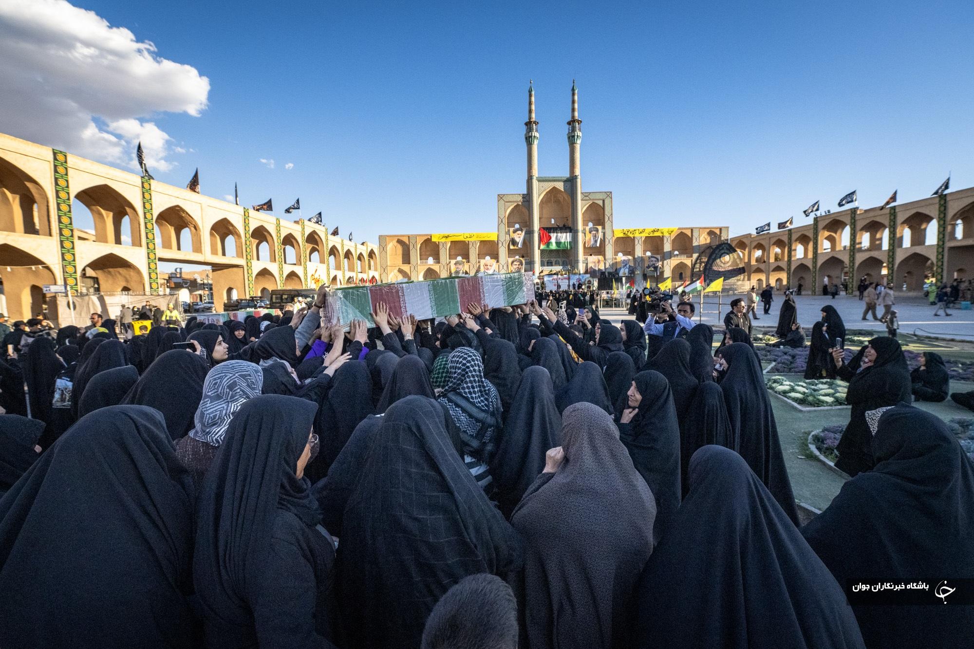 عکس/ استقبال مردم یزد از شهدای گمنام دفاع مقدس