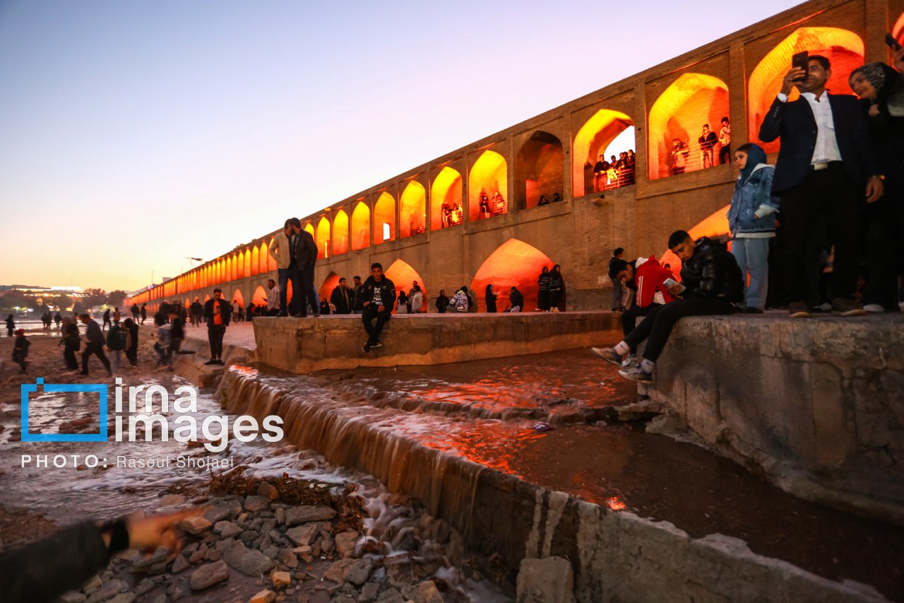 عکس/ بازگشایی موقت زاینده رود در اصفهان