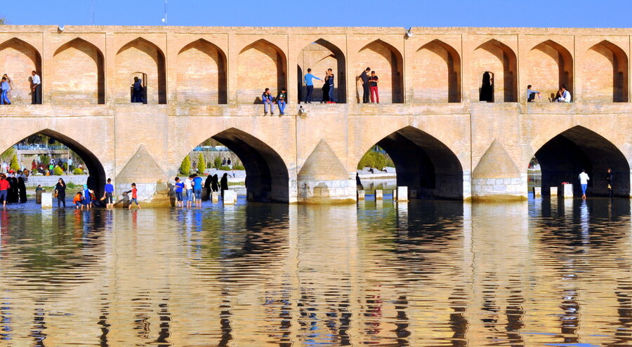 لحظه گذر آب از سی و سه پل اصفهان