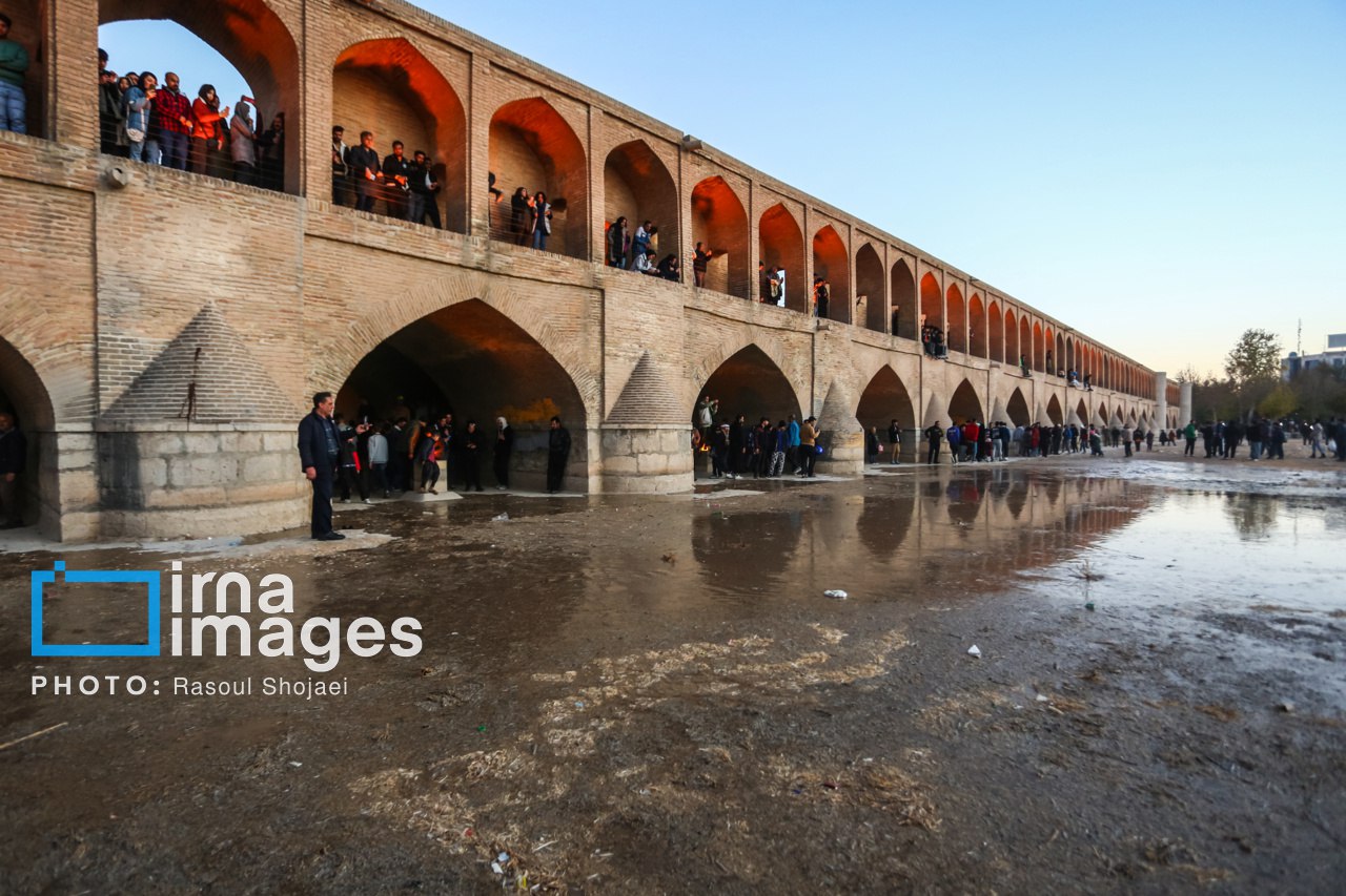 عکس/ بازگشایی موقت زاینده رود در اصفهان