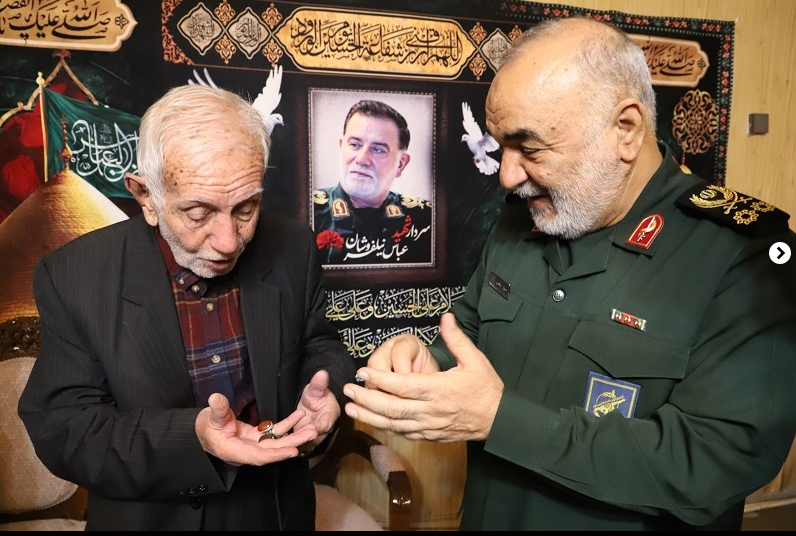 عکس/ دیدار سرلشکر سلامی با پدر شهید عباس نیلفروشان