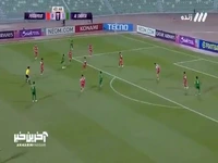 شوت مهاجم الشرطه پس از برخورد به مدافع به تیر دروازه پرسپولیس برخورد کرد