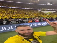 سلفی بنزما با هواداران الاتحاد برای جشن گرفتن پیروزی مقابل النصر