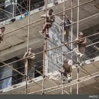 برخورد شاسی بلند با داربست کارگران ساختمانی