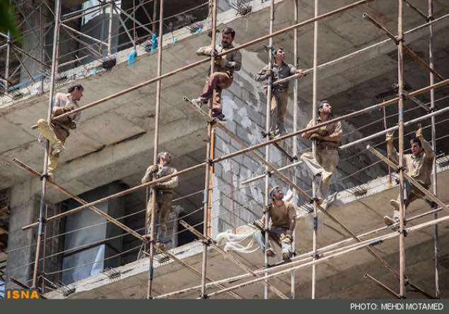 برخورد شاسی بلند با داربست کارگران ساختمانی