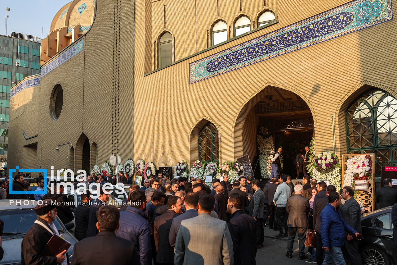 عکس/ دسته گل های تقدیمی برای مراسم ترحیم برادر وزیر نفت!