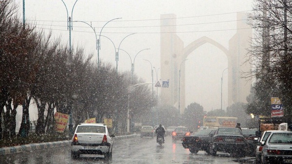 بارش باران و برف مهمان یزدی‌ها