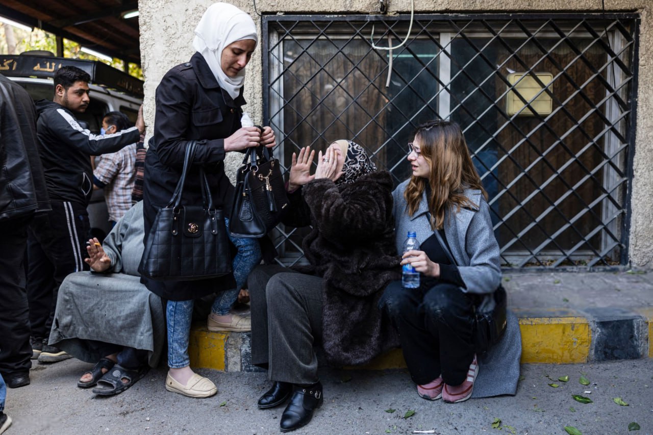 عکس/ تصویری از پیرزنی سوری با جمجمه یکی از قربانیان مخالف دولت بشار اسد 