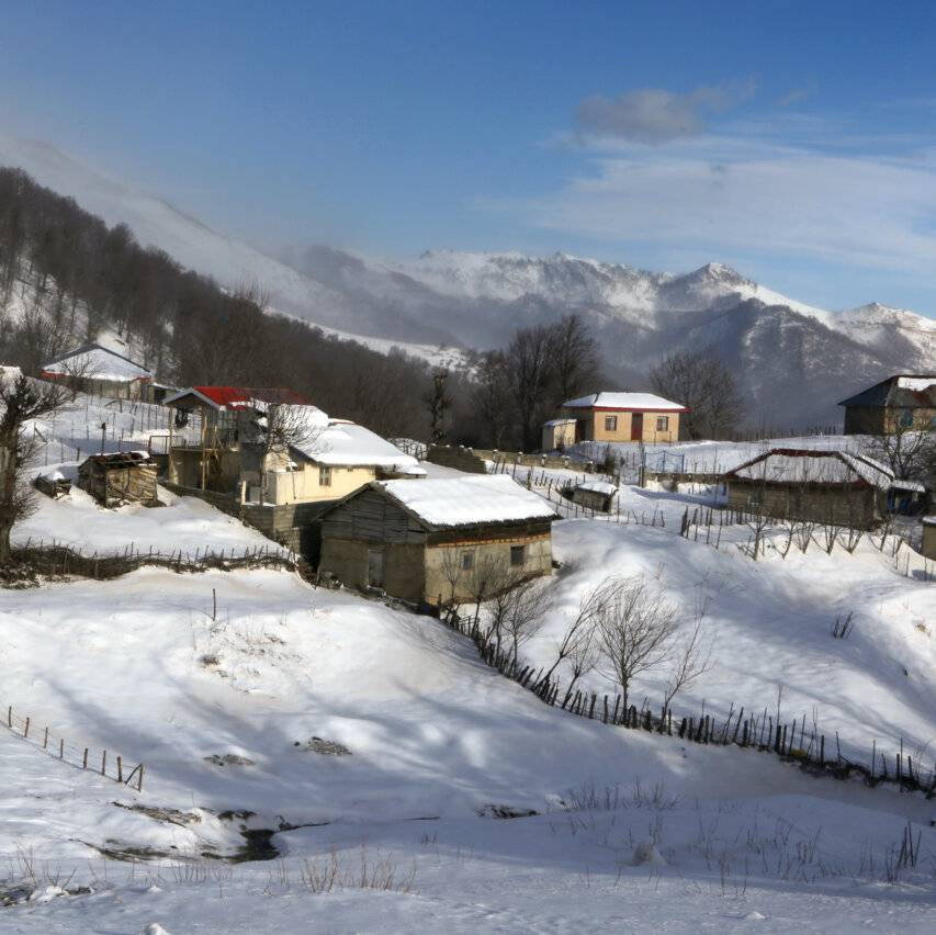 برف و کولاک راه ارتباطی ۳۰ روستای هشترود را بست