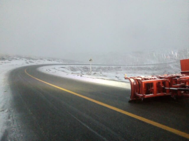 برفروبی ۸۰۰ کیلومتر از محورهای مواصلاتی آذربایجان غربی در شبانهروز گذشته