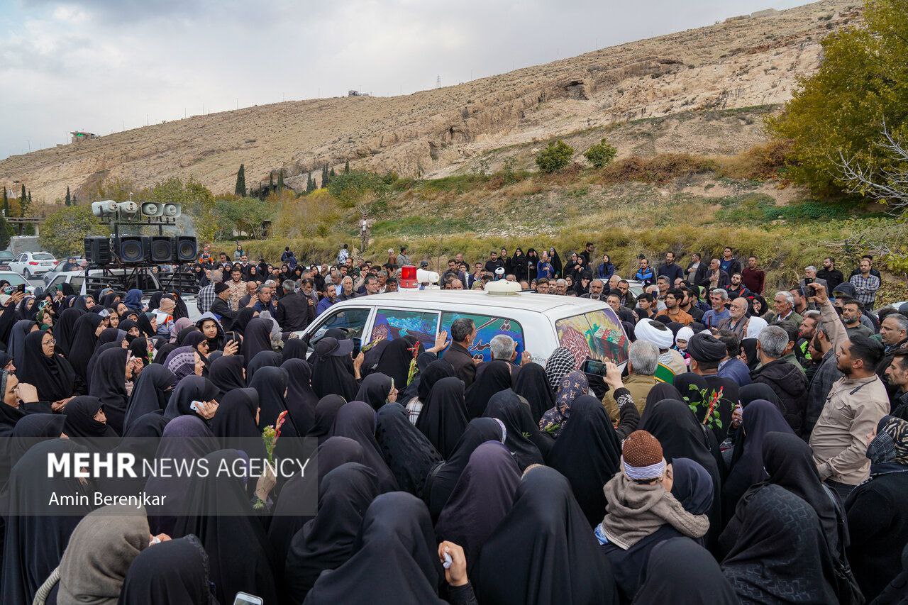 عکس/ تشییع و خاکسپاری پیکر پاک شهید گمنام در بوستان نماز شیراز