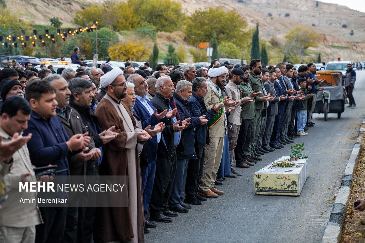 عکس/ تشییع و خاکسپاری پیکر پاک شهید گمنام در بوستان نماز شیراز