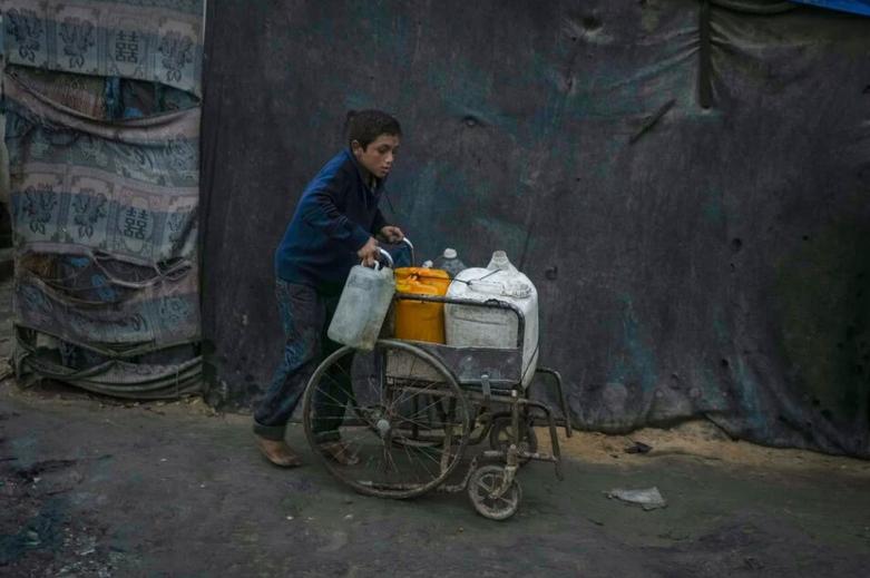  عکس/ بمباران شهر "دیر البلح" توسط جنگنده های اسرائیلی