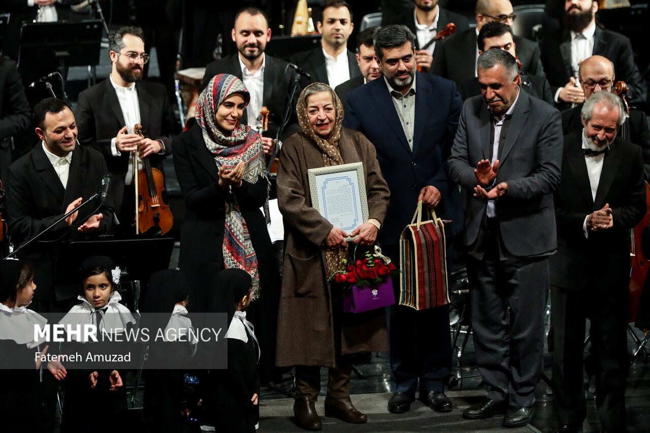 عکس/ تقدیر از «مرضیه برومند» در یک کنسرت