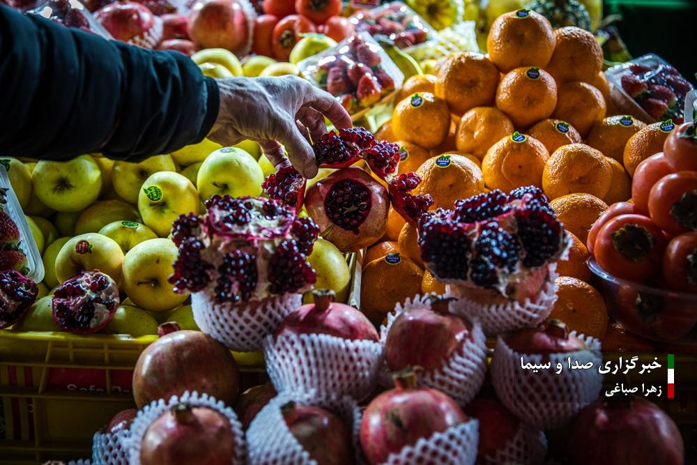 عکس/ بازار داغ خرید شب یلدا ۱۴۰۳