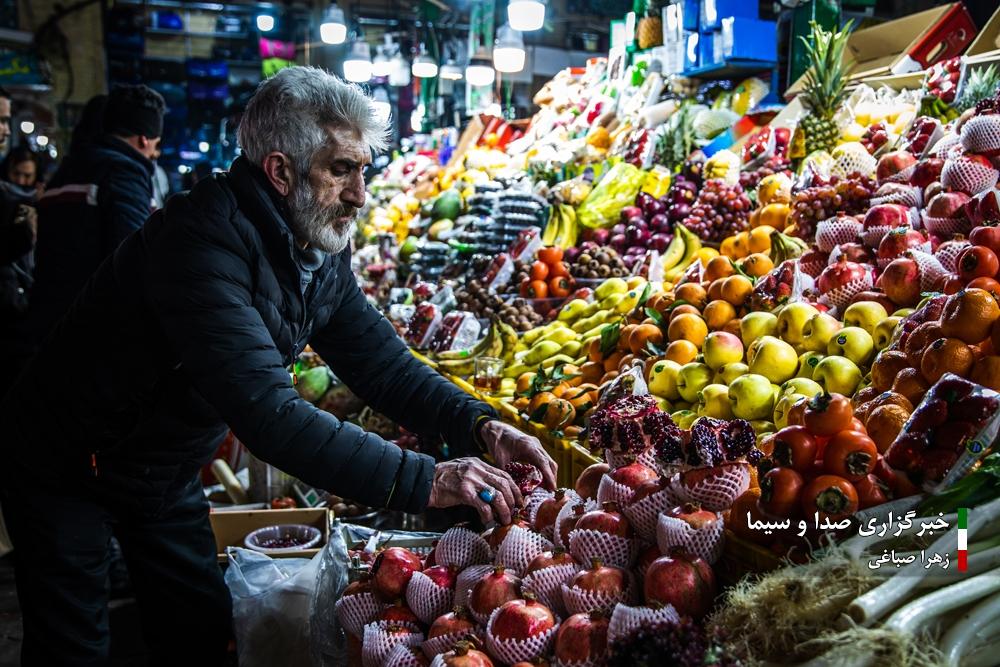 عکس/ بازار داغ خرید شب یلدا ۱۴۰۳