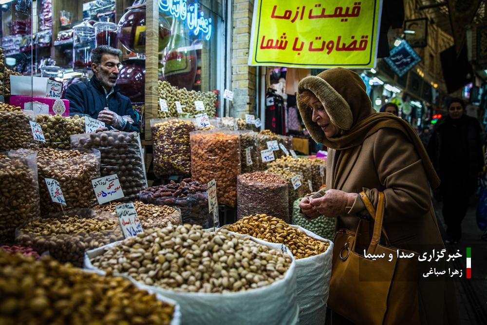 عکس/ بازار داغ خرید شب یلدا ۱۴۰۳