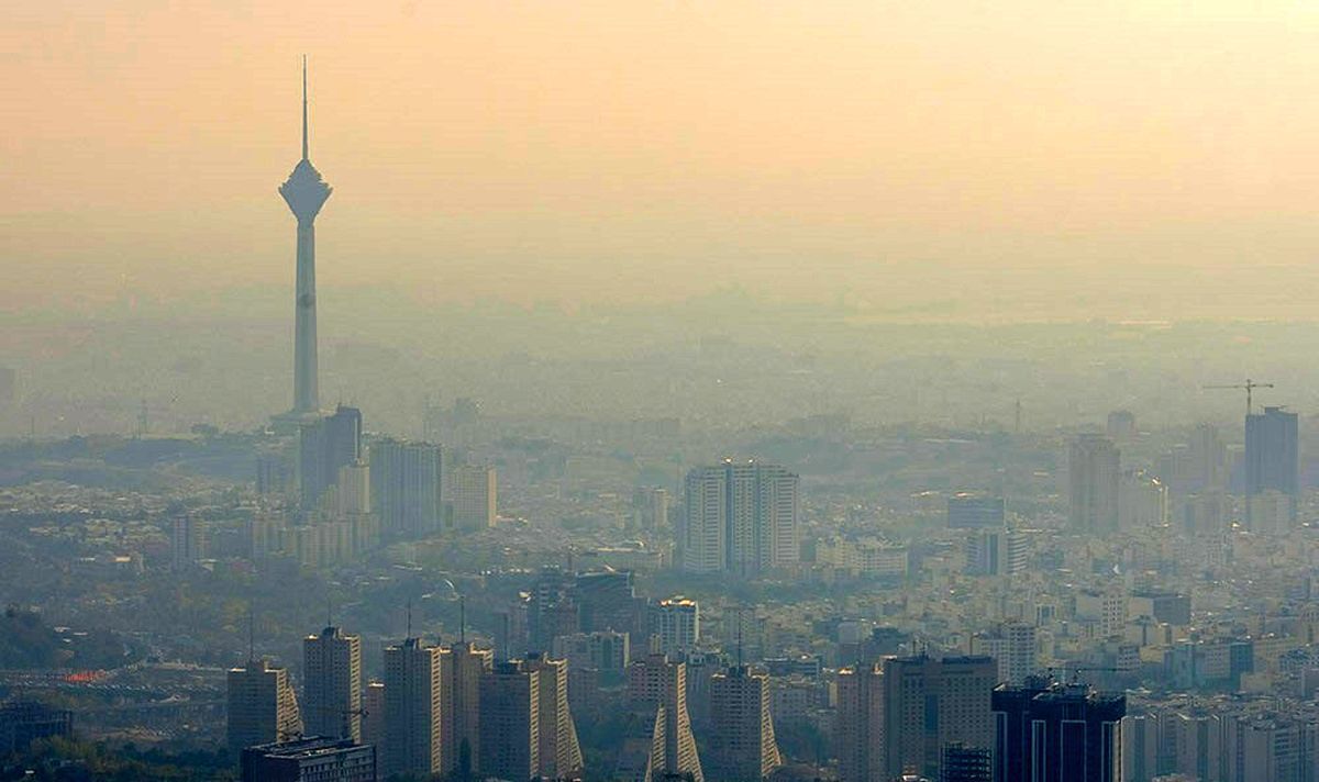 نمایی از ورزشگاه آزادی در هوای آلوده تهران