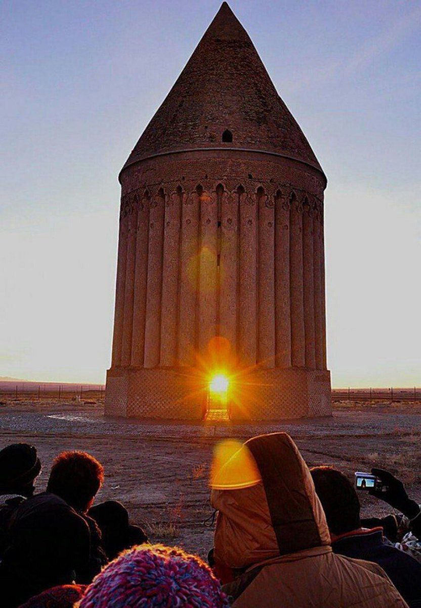 طلوع خورشید اولین روز زمستان از برج رادکان