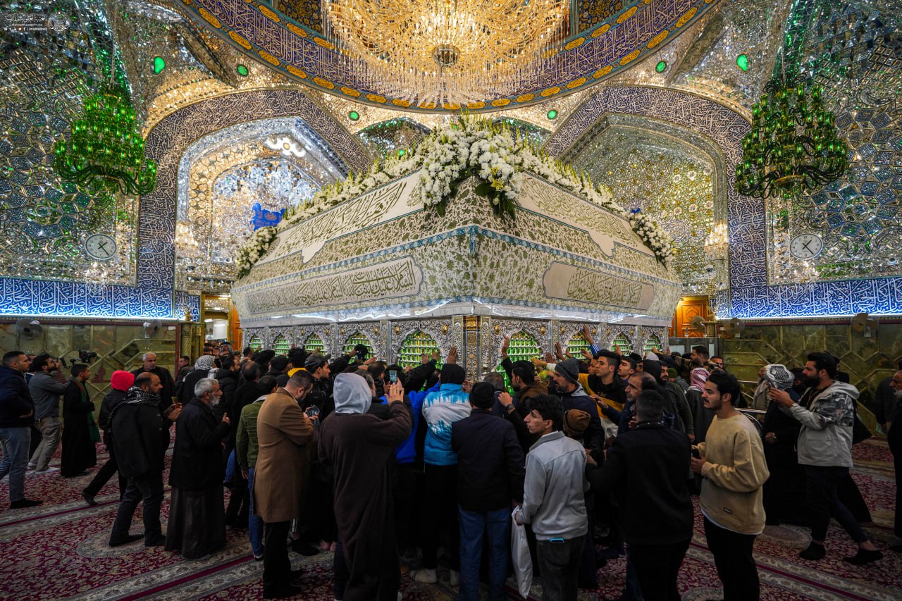 گل‌آرایی ضریح امیرالمؤمنین علیه‌السلام در آستانه ولادت حضرت زهرا سلام‌الله‌علیها