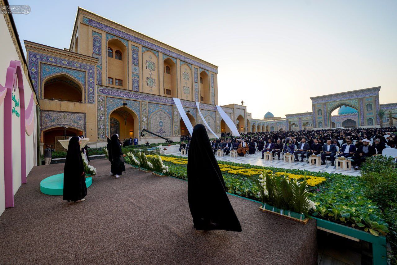 عکس/ تجلیل از ۲۰۰۰ دانشجوی دختر با حجاب فاطمی در حرم امیرالمؤمنین (ع)