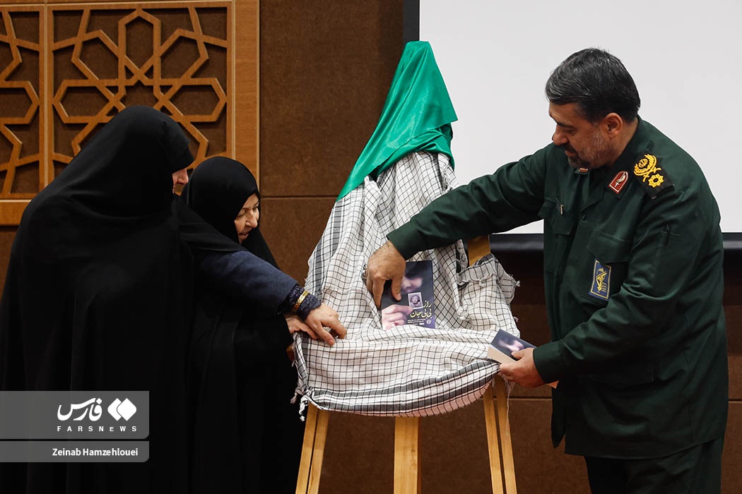 همایش تجلیل از نخبگان و بانوان تراز انقلاب