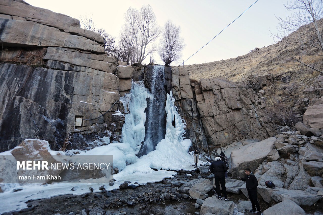 انجماد آبشار گنجنامه در همدان