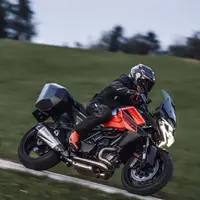 بررسی و معرفی موتورسیکلت کی تی ام1390Super Duke GT مدل ۲۰۲۵