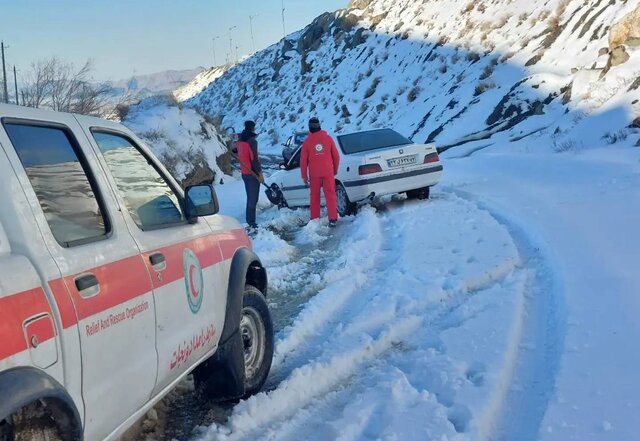 بارش برف و لغزندگی جاده‌های 5 استان