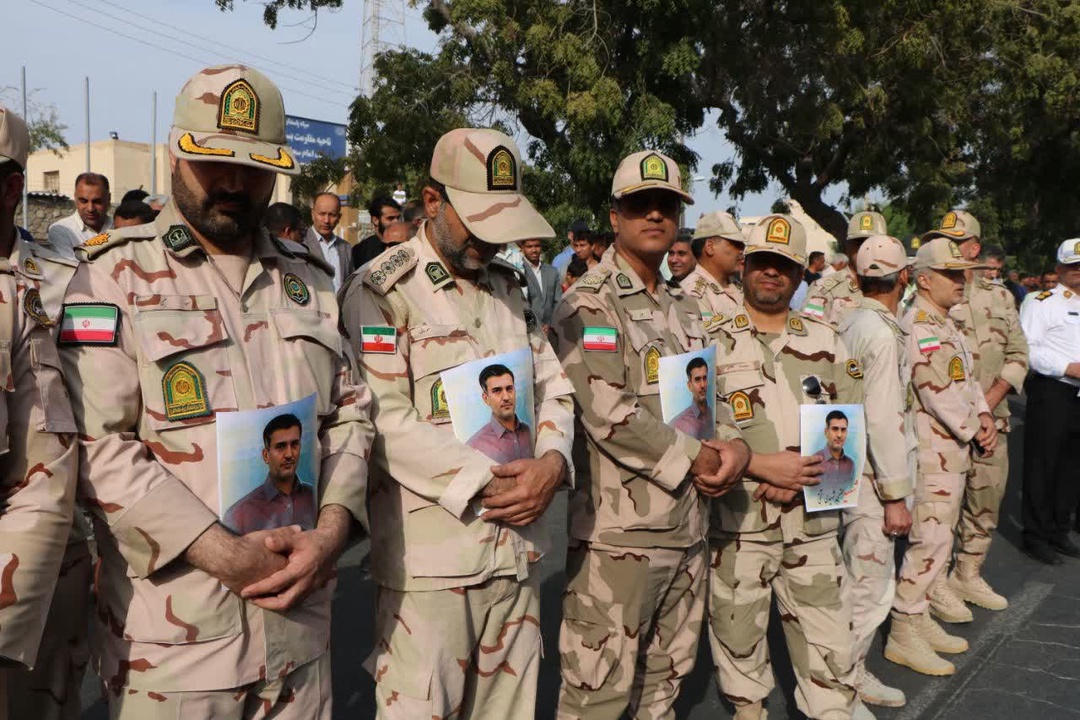 پیکر شهید فراجا در بندر لنگه تشییع شد