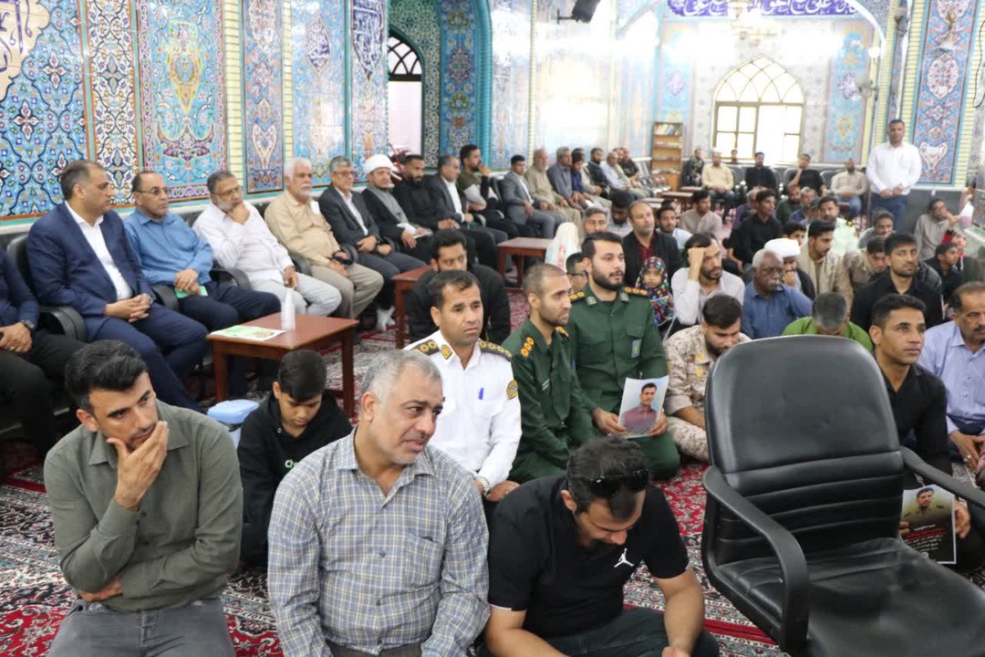 پیکر شهید فراجا در بندر لنگه تشییع شد