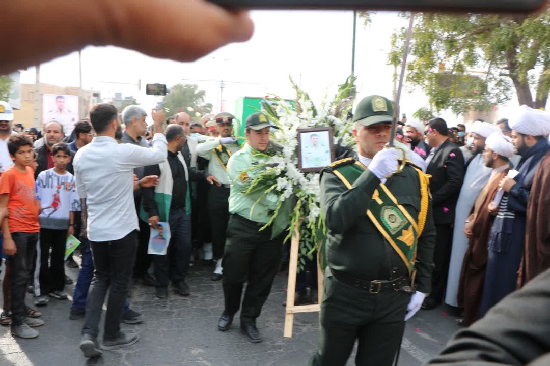 پیکر شهید فراجا در بندر لنگه تشییع شد