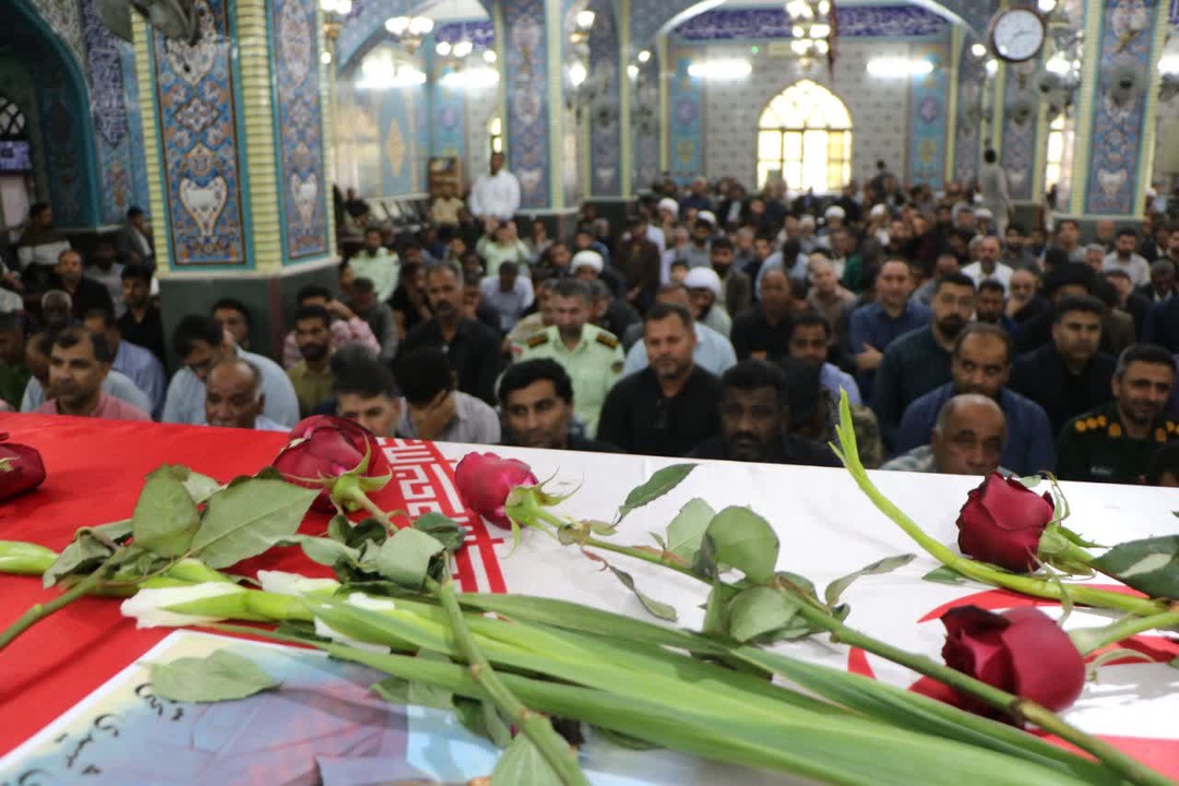 پیکر شهید فراجا در بندر لنگه تشییع شد