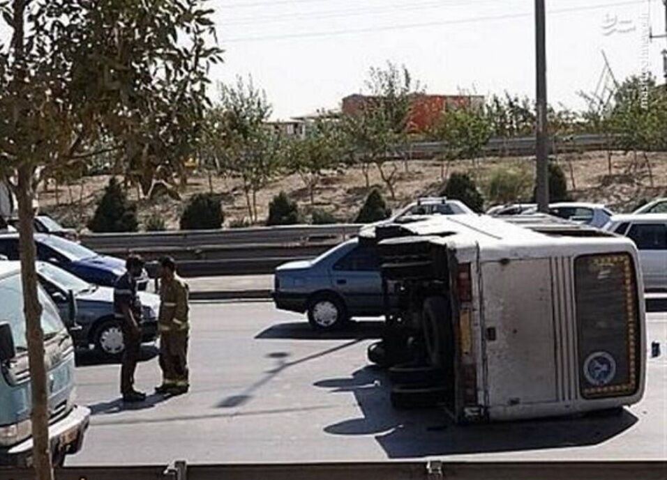 واژگونی مینی‌بوس حامل کادر درمان در شیراز