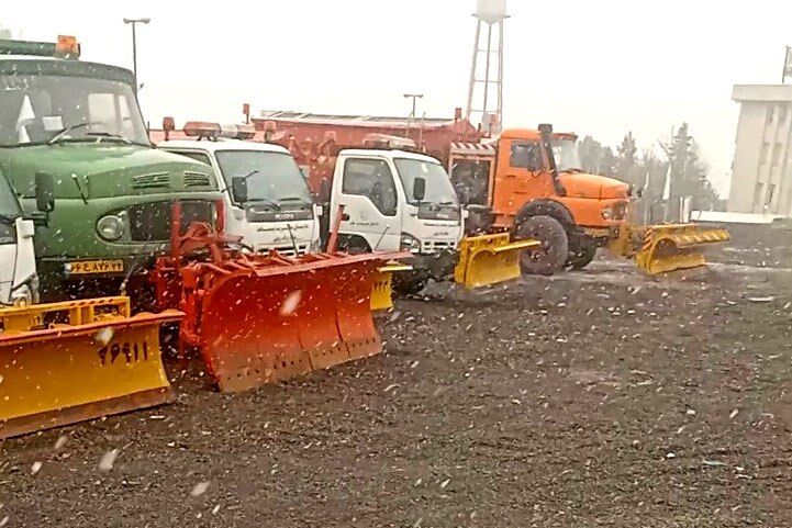 استقرار ماشینآلات برفروبی در نقاط مختلف شهر اراک
