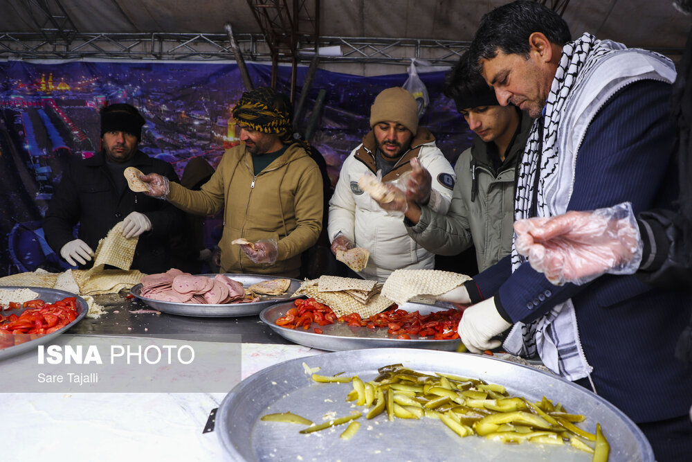 عکس/ خدمت رسانی موکب‌ها در مسیر گلزار شهدای کرمان