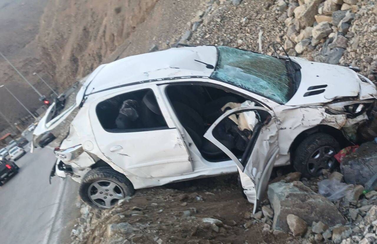 نجات راننده پژو از دره ٤٠ متری در جاده کرج ـ چالوس