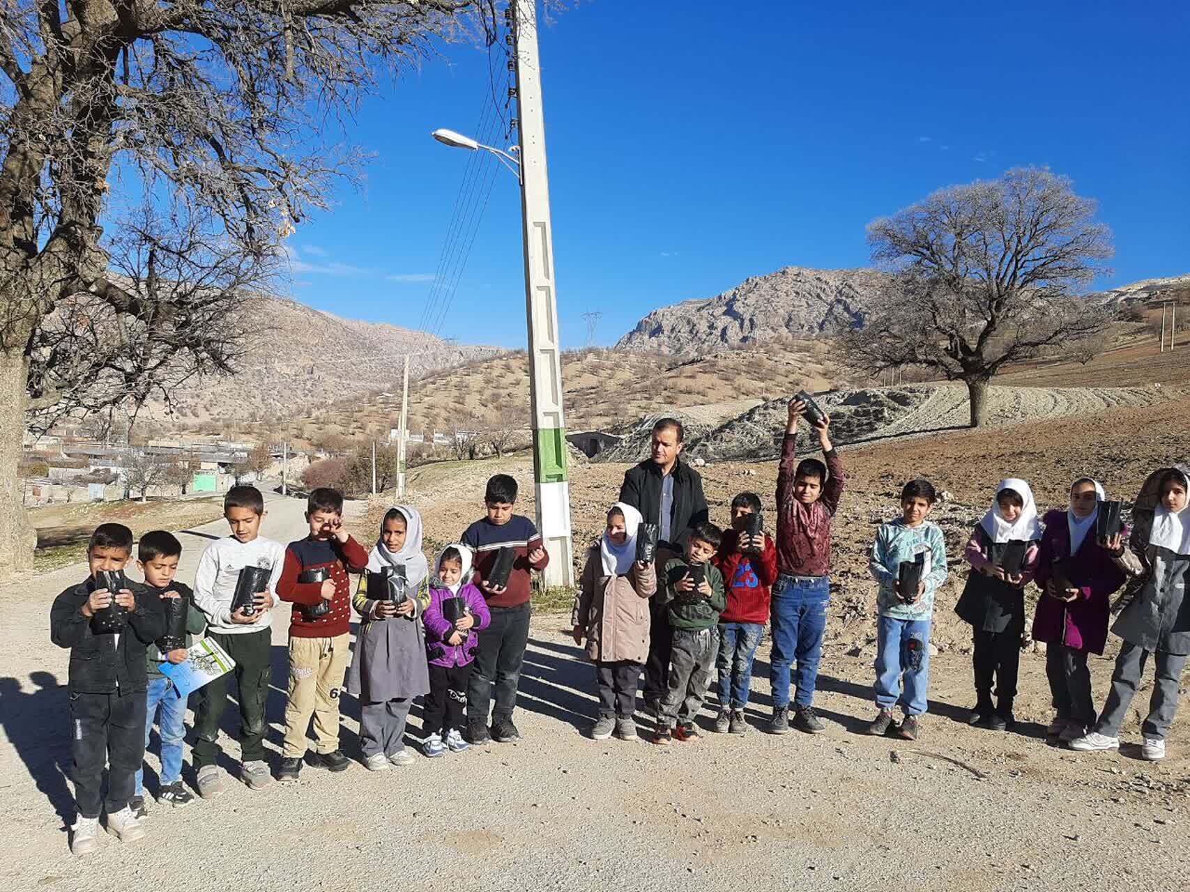 آشنایی دانش‌آموزان مناطق جنگلی چهارمحال و بختیاری با کاشت درختان