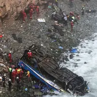 ۶ کشته و ۱۷ مفقود بر اثر سقوط اتوبوس به رودخانه