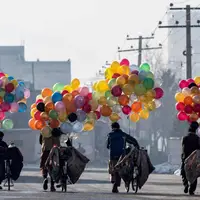 تصاویری از کودکان بادکنک فروش افغانستانی