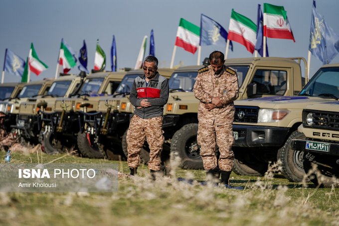 عکس/ نماز برادران اهل سنت سپاهی در رزمایش