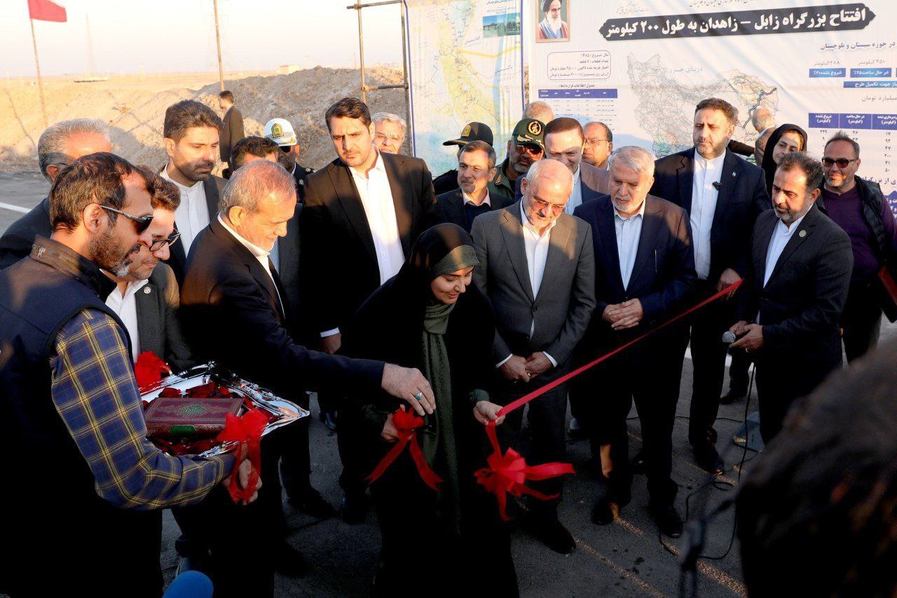 عکس/ افتتاح قطعه پایانی بزرگراه زابل به زاهدان از سوی رئیس‌جمهور 