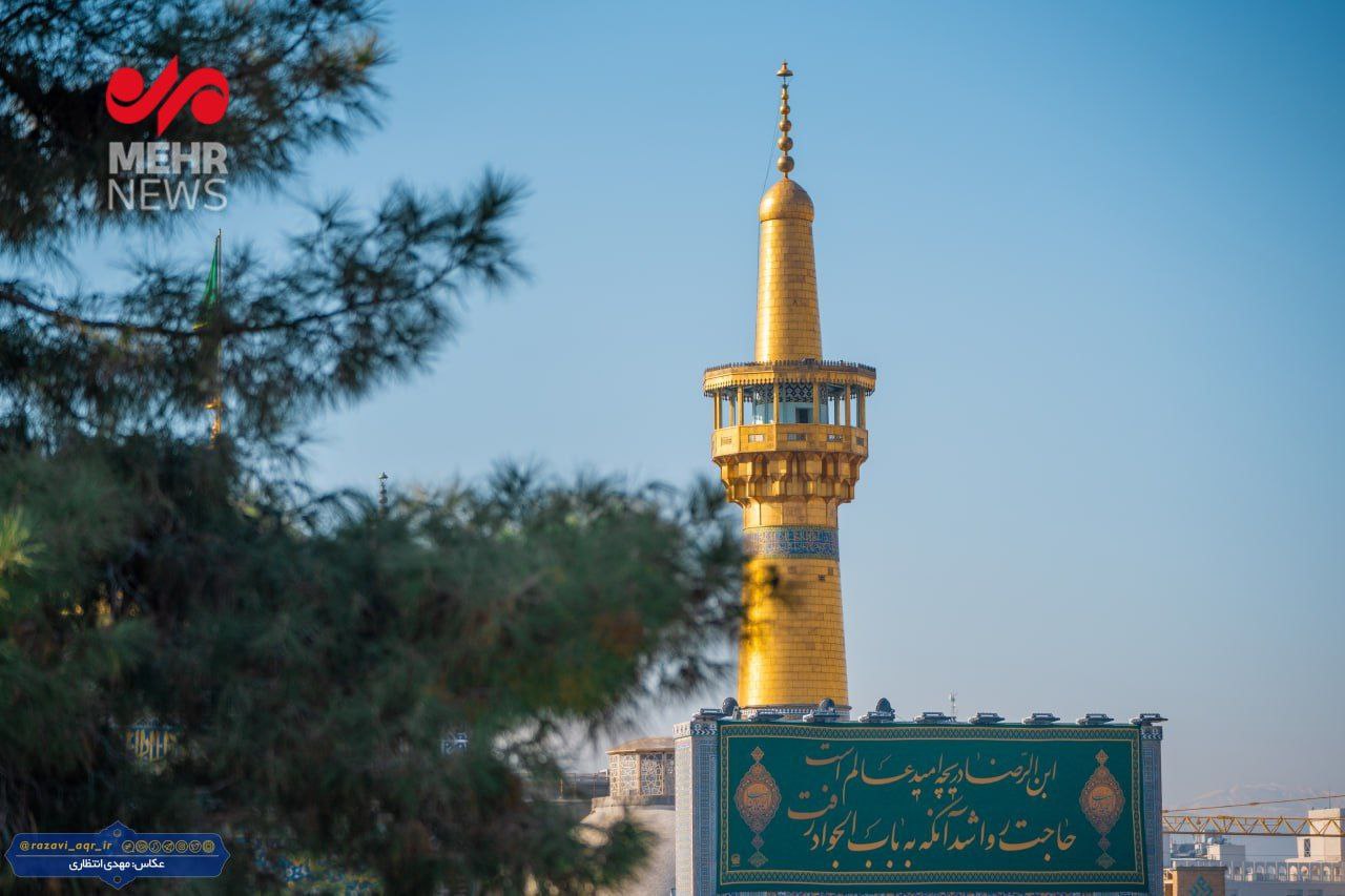 نصب کتیبه در حرم حضرت رضا(ع) به مناسبت میلاد امام جواد(ع)