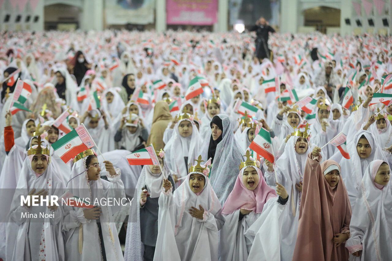 عکس/ جشن تکلیف ۵ هزار نفری دختران تبریز