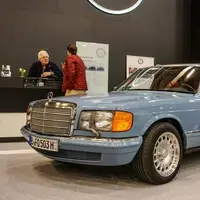 W126 «یایویی کوساما»؛ مرسدس بنز عجیب آبی