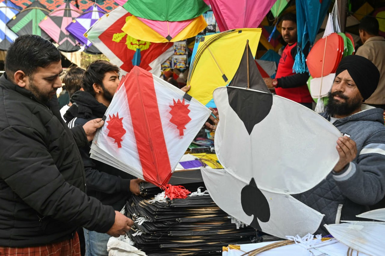 آماده شدن هندی‌ها برای برگزاری جشنواره بادبادک پرانی 