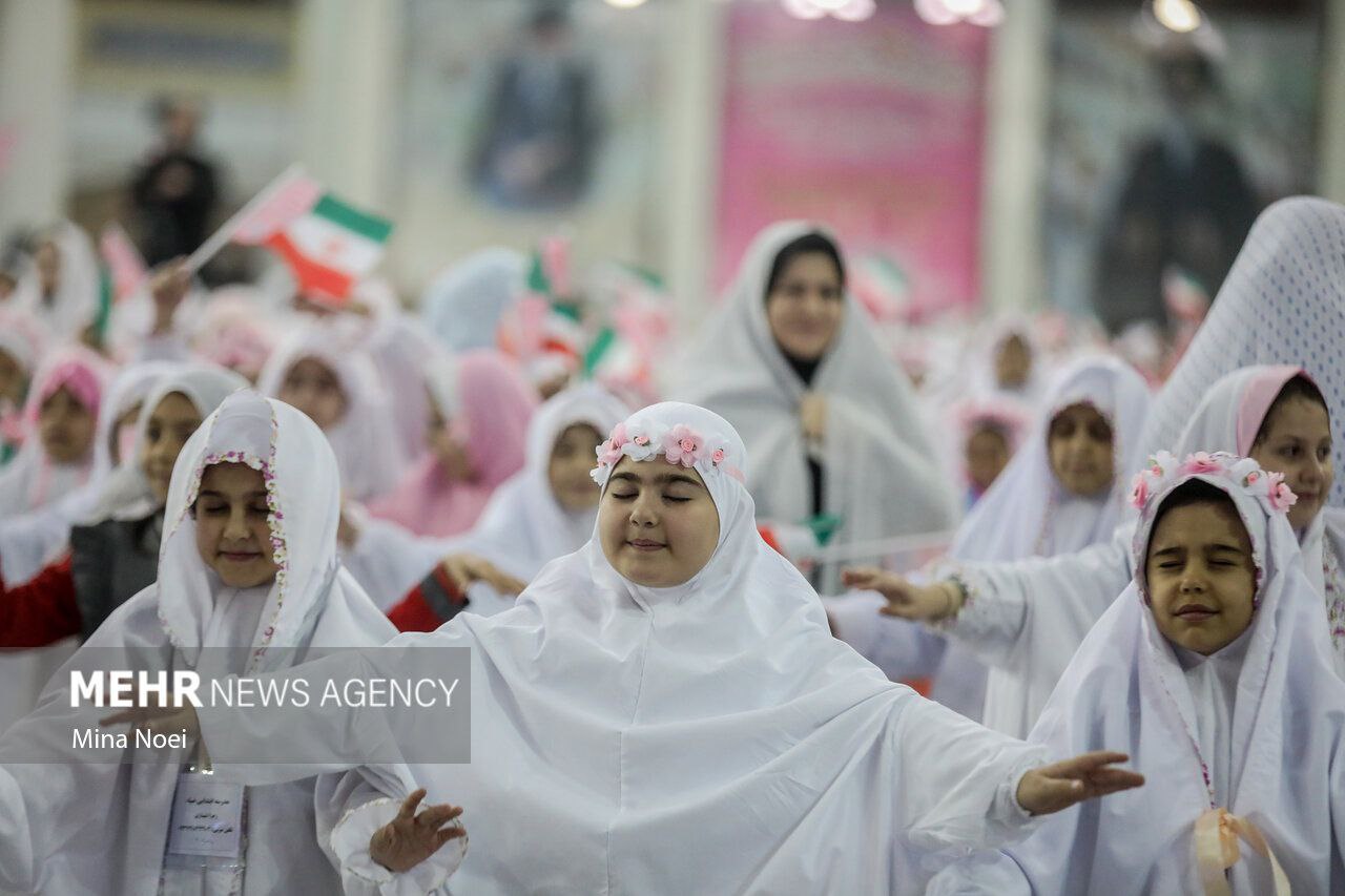 عکس/ جشن تکلیف ۵ هزار نفری دختران تبریز