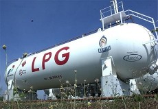 کارشناس تلویزیون: از LPG بی‌نیازیم اما بنزین وارد می‌کنیم