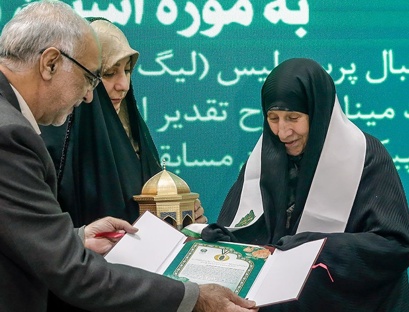 مدال قهرمانی مرحوم علی انصاریان به موزه آستان قدس اهدا شد