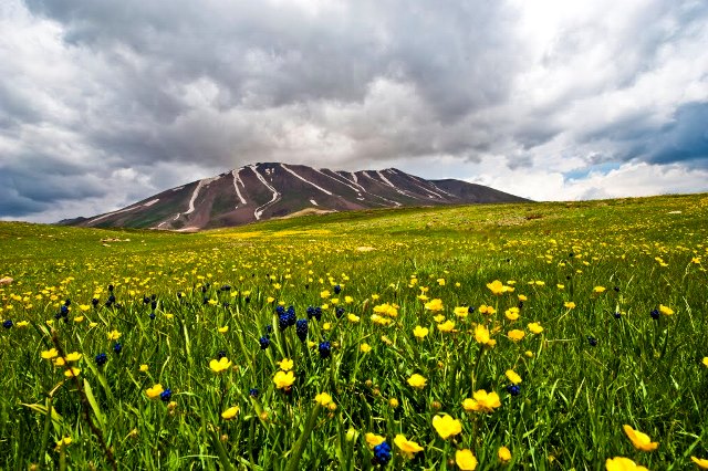 روستای خَچیح در دامنه کوهستان سهند